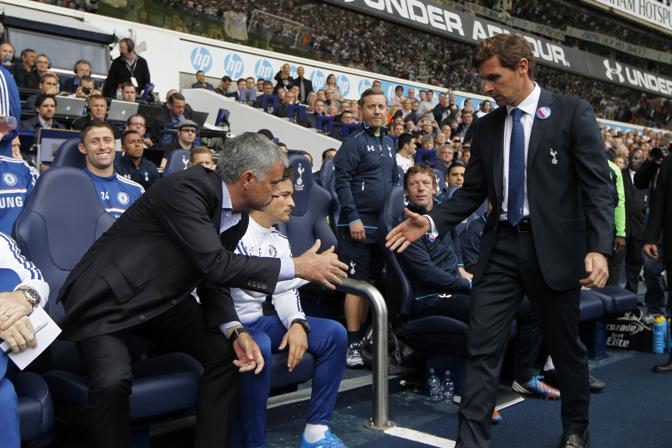 Tottenham-Chelsea, derby di Premier League. Mourinho, manager dei Blues,  seduto sulla sua panchina, quando gli si avvicina il suo ex assistente Andre Villas Boas, ora allenatore degli Spurs. Ap